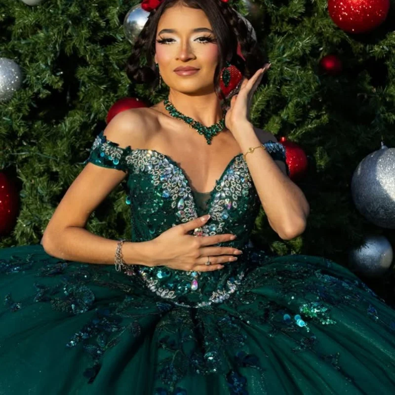

Блестящее темно-зеленое платье Quinceanera с блестящими цветами и кристаллами, длинный хвост с открытыми плечами, Vestidos De 15, Quinceanera ﻿ Настроить