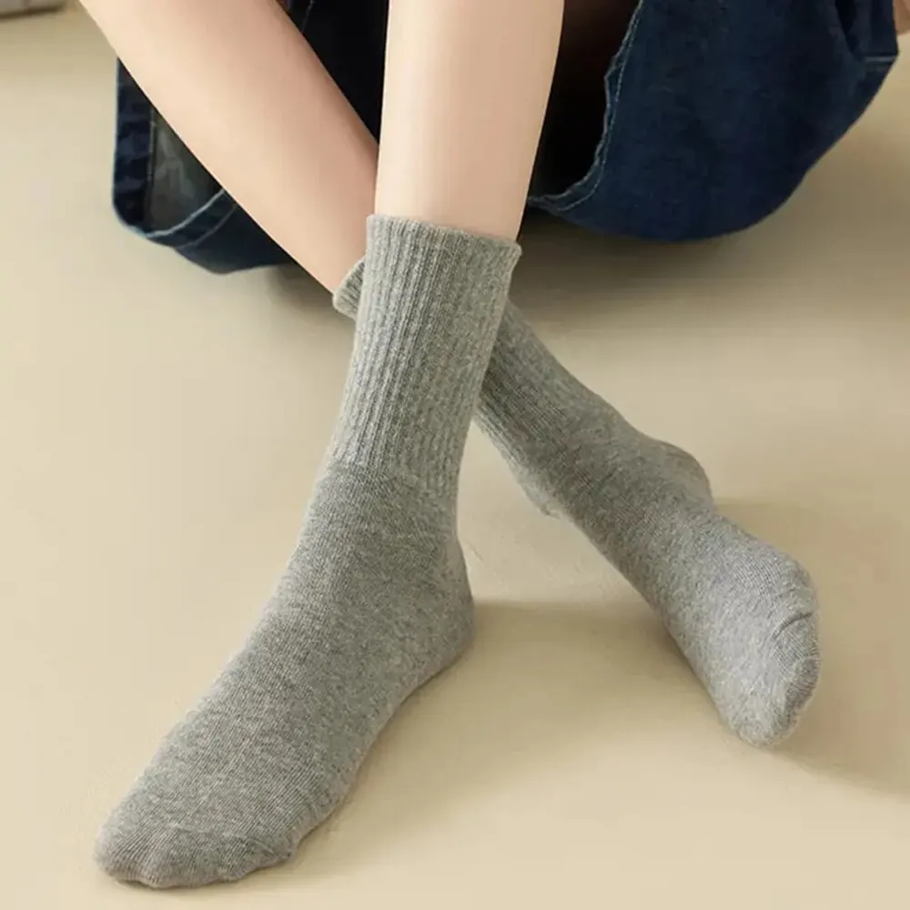 6 Pairs Middle Tube Socks For Men And Women Solid Colour In White and Black Fashion Sweat Absorption Breathable and Casual