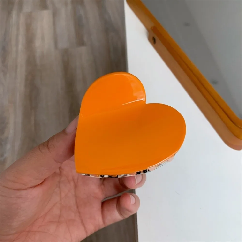 

Elegant Heart Shark Clip Acrylic Korean Style Acetic Acid Hair Claw Contrast Color Hairgrips Plaid Hair Claw Daily