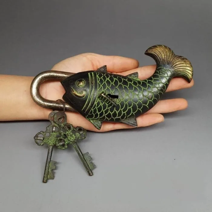 Vintage Style Brass Engraved Fish Shape Press Button Tricky Padlock with 2 Keys Decoration Metal Handicraft