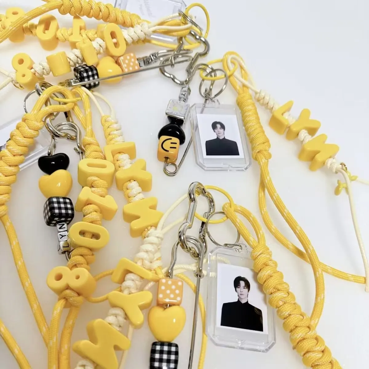 المعلقات الفريدة من نوعها على شكل Instagram ذات الطابع الأصفر من Liu Yuning، وحقائب miu، وسلاسل المفاتيح، ودعم المعلقات للصور #4