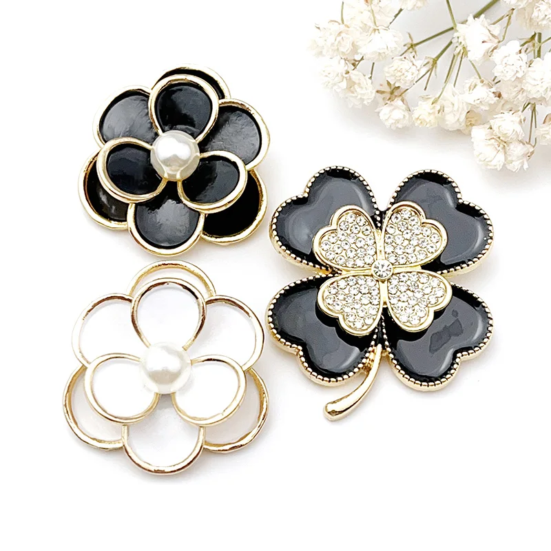 

Korean Luck Heart Four Leaf Clover Brooch Drip Oil Design Flower Pearl Camellia Pin Women's Trench Coat Suit Jewelry Accessories
