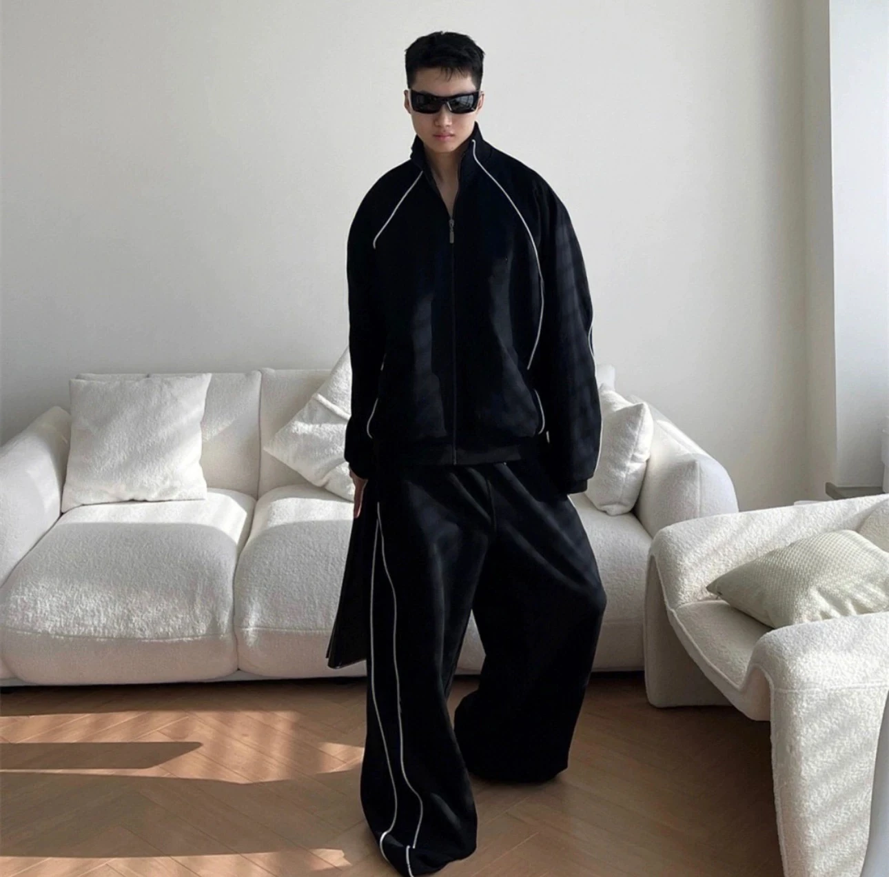 

Спортивный костюм с вышивкой и двойной строчкой: куртка и брюки. Универсальная повседневная одежда для молодежи. Осенний сезон. Модный городской стиль.