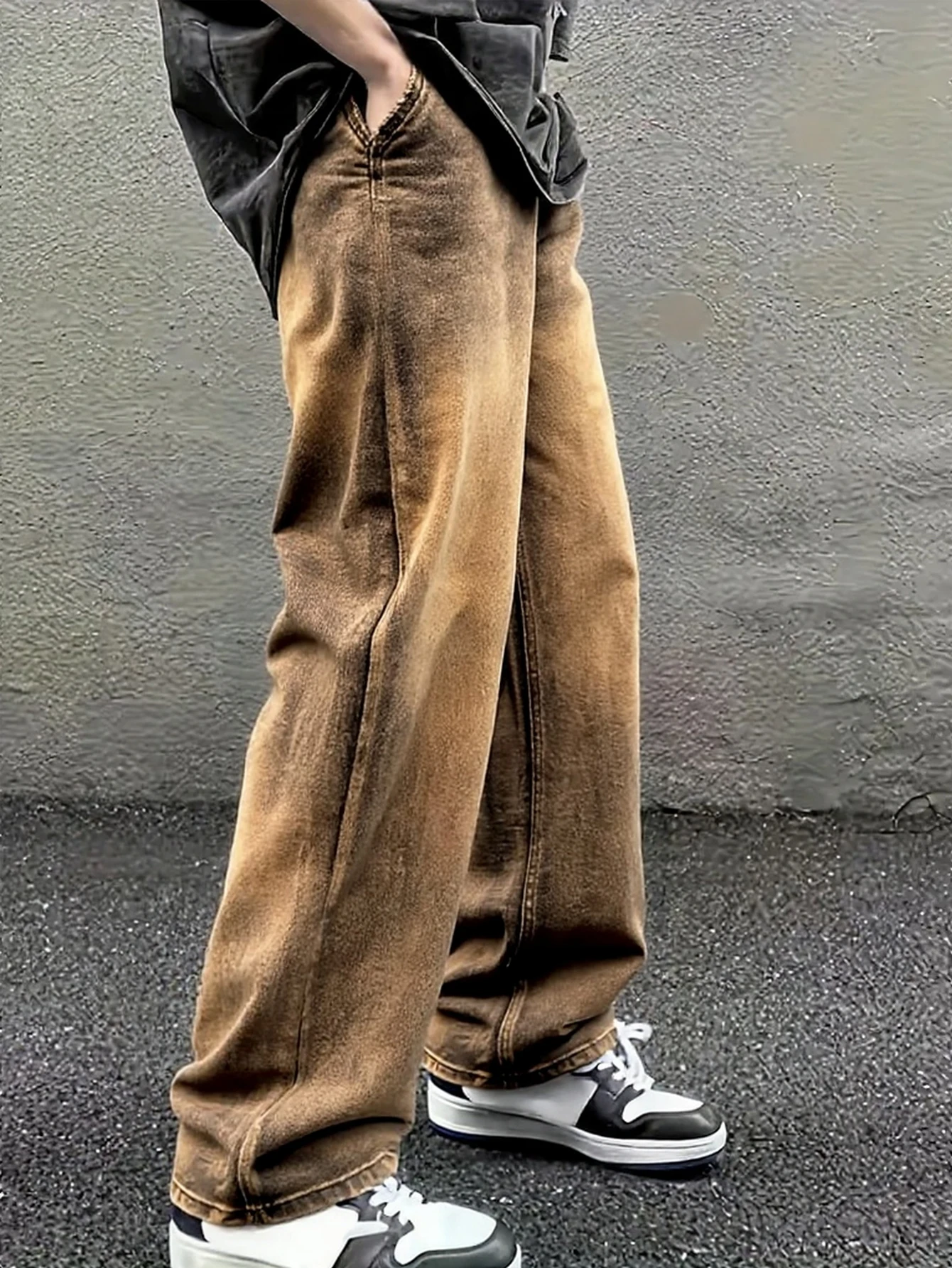 

Мужские винтажные широкие джинсы с градиентом горчичного цвета, свободные и струящиеся, с уникальными потрепанными деталями, легко создавать.