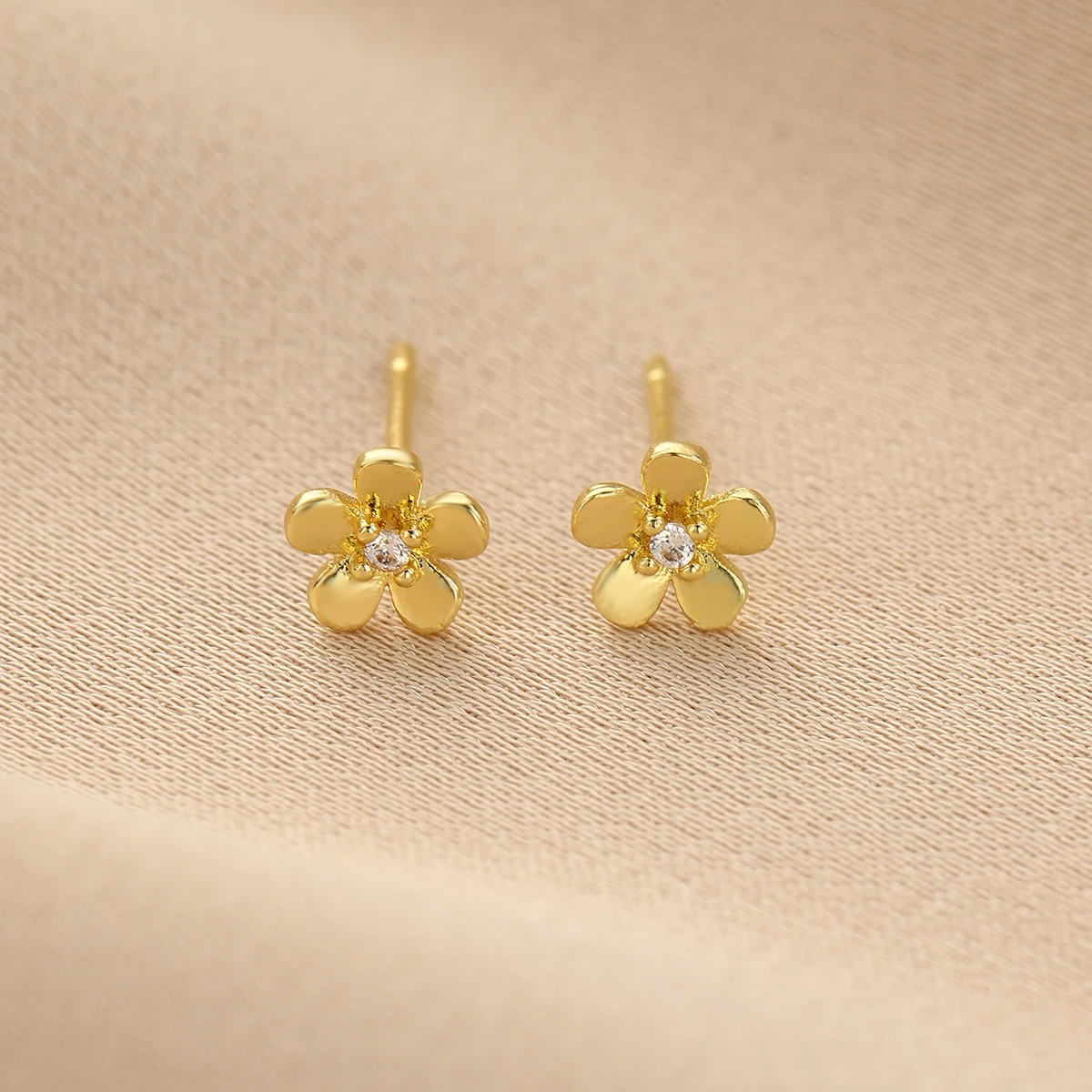 New Hollow Flower Earrings For Women Girls Gold Color Shiny Zirconic Butterfly Temperament Daily Commuting Jewelry Accessories