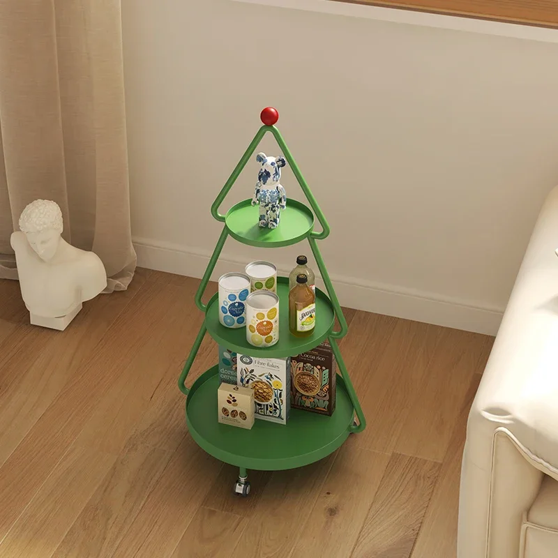 Un poco de sofás modernos y sencillos junto al árbol de Navidad, almacenamiento creativo móvil en la sala de estar, algunas estantes para aperitivos junto a la cama
