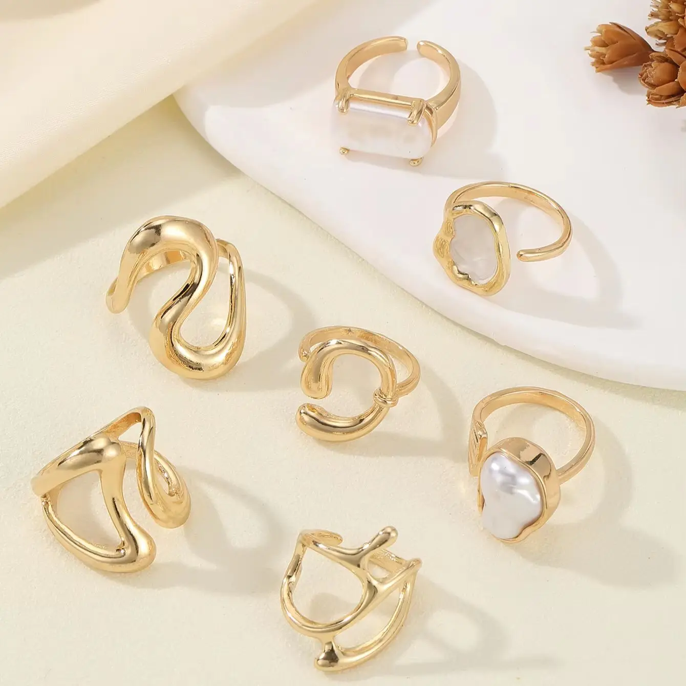 7PCS Fashionable Retro Punk Style Opposite Sex Pearl Geometric Gold Women's Ring Set, Suitable For Women To Wear On Daily Outing