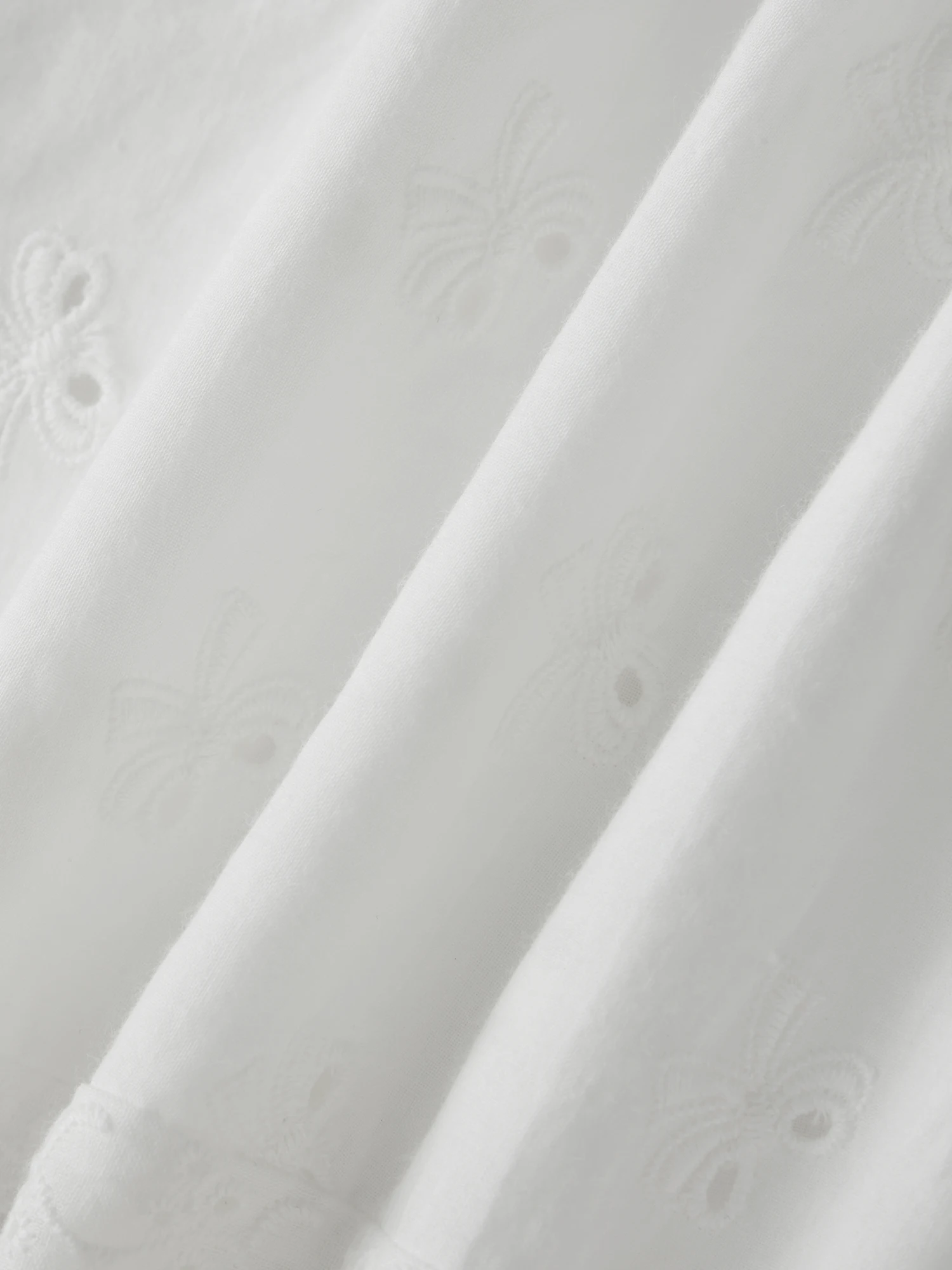 شورت نسائي من القطن خفيف الوزن مع حزام خصر مطاطي وتفاصيل تطريز زهور رقيقة لراحة الصيف