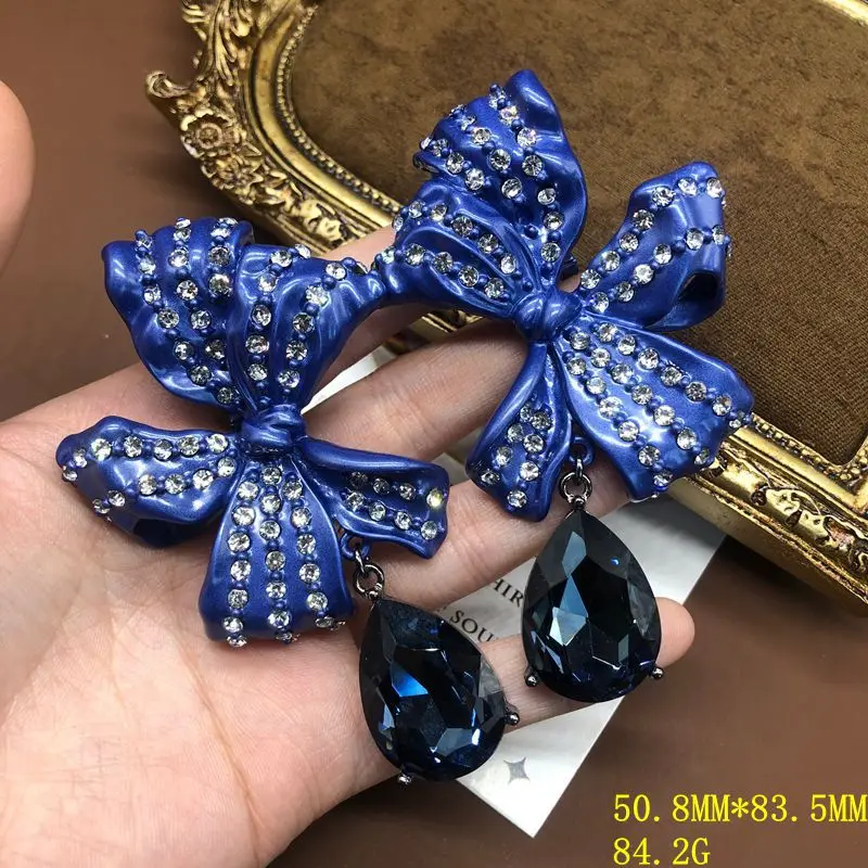 boucles-d'oreilles-medievales-tendance-peintes-a-la-bombe-bleues-avec-clous-nœuds-et-diamants-tridimensionnels