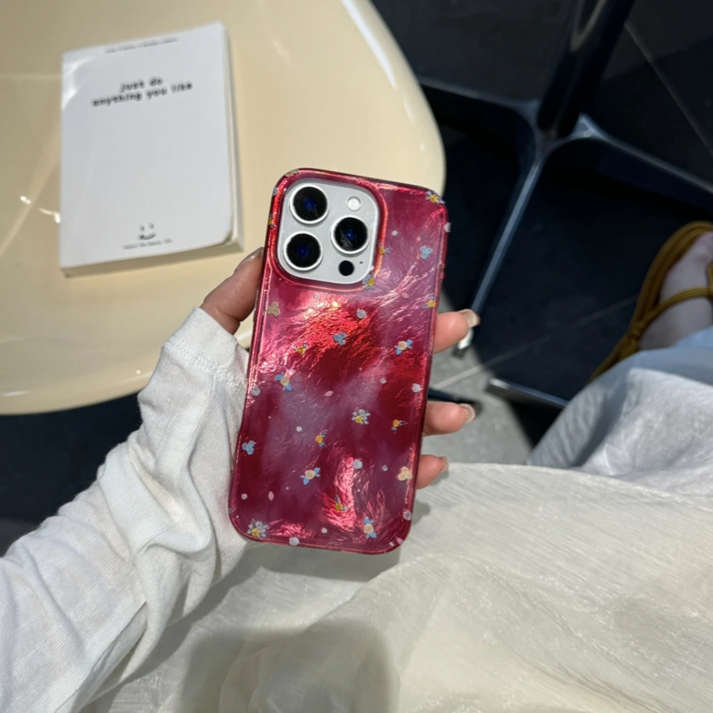 

Противоударный чехол для телефона Sweet Render малинового цвета с морщинистым узором и красочными цветами для iPhone 16, 15, 14, 13 Pro Max