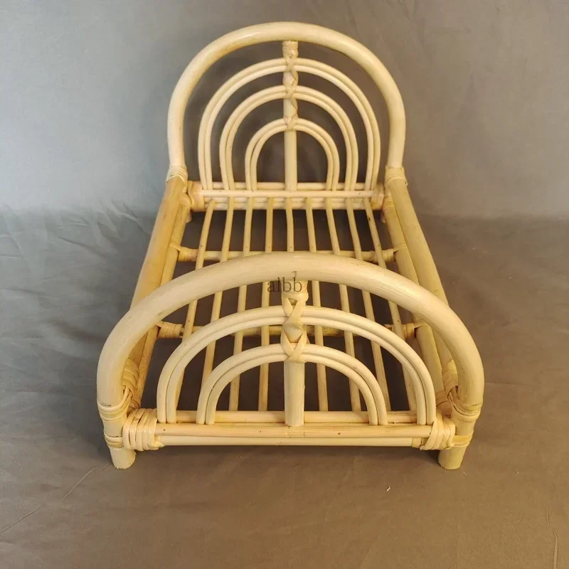 Cestino e culla vintage in rattan intrecciato e legno per neonati, oggetti essenziali per la fotografia di neonati, mobili per sessioni di servizi fotografici per bambini