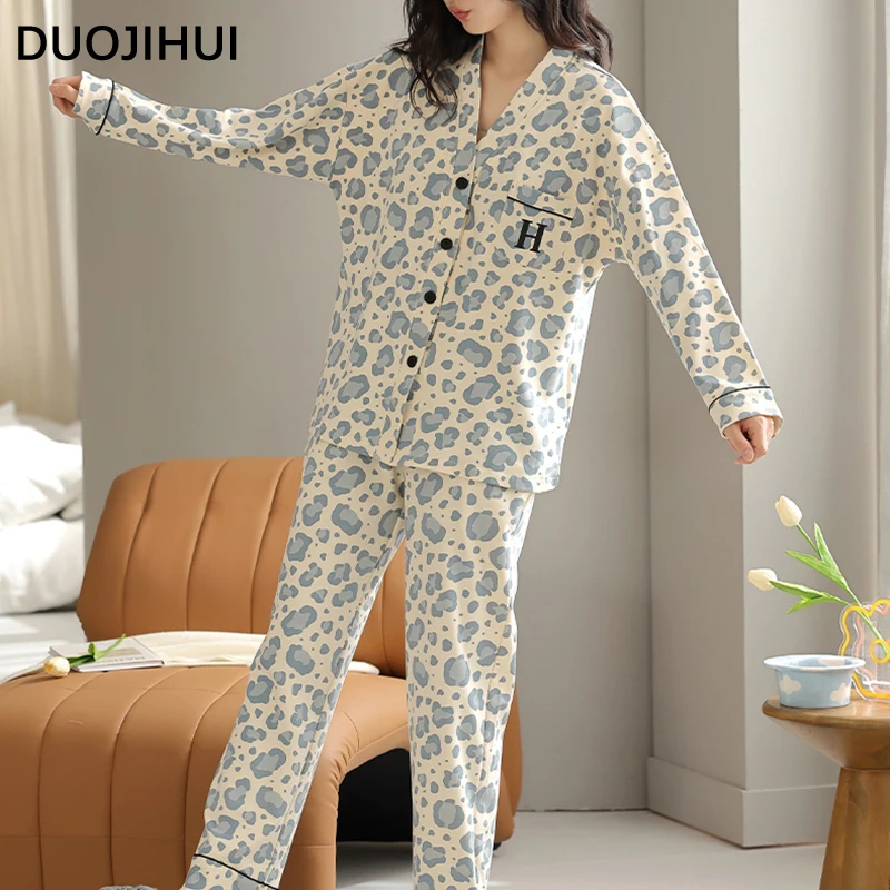 Duojihui zweiteilige schicke Tasche weibliche Pyjamas Set klassisch mit Brust polster Top Basic Hose lose Mode bedruckte Pyjamas für Frauen