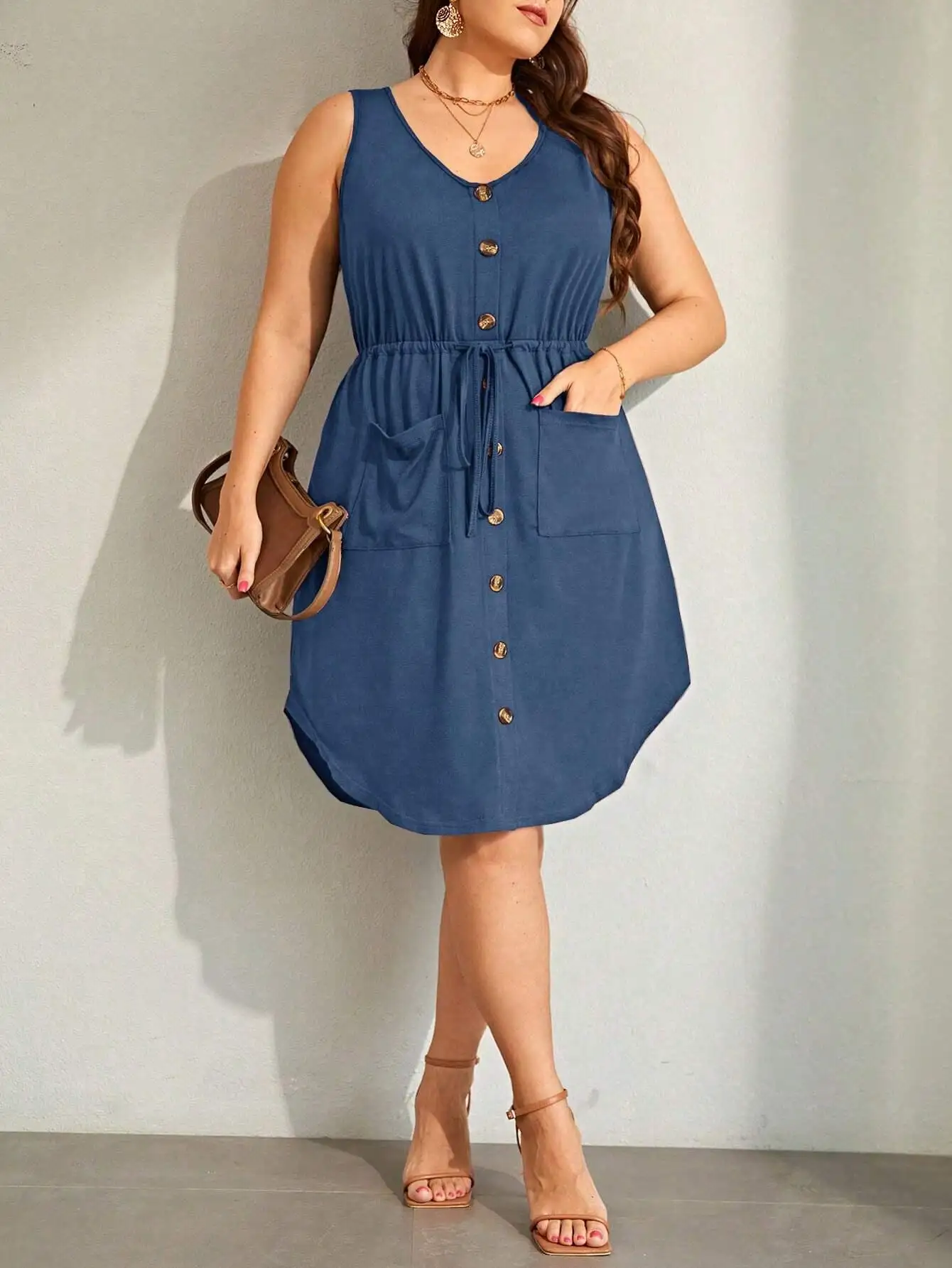 

Летнее повседневное платье больших размеров без рукавов с пуговицами спереди, завязками на талии и карманами