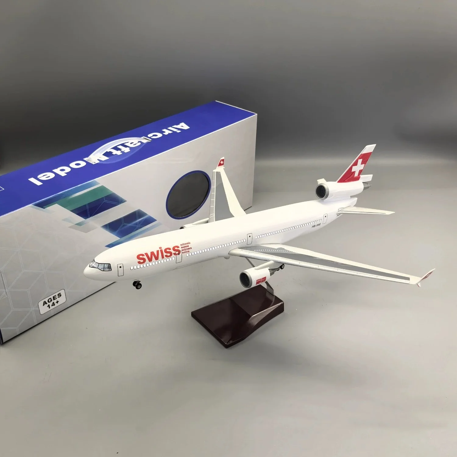 

Scale 47CM Airplane Diecast Resin Model Swiss Airline MD11 adults fun With Light Wheel landing Gear Toys Fans Collection Display