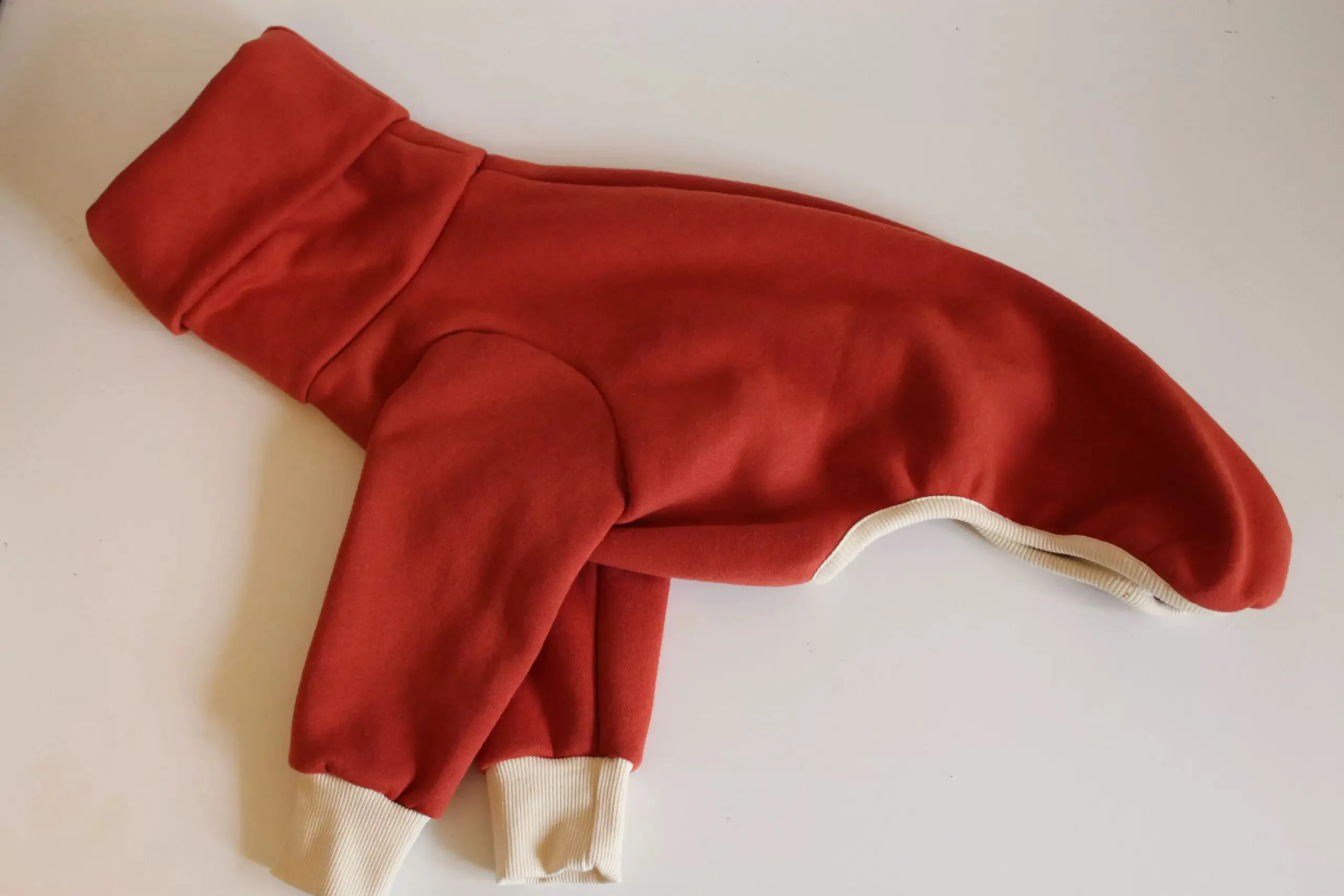 Rote Winterkleidung für Whippet-Hunde, weicher 2-beiniger Feiertagsmantel für italienische Little Greyhound Bedlington Loungewear im Herbst – Detail 2