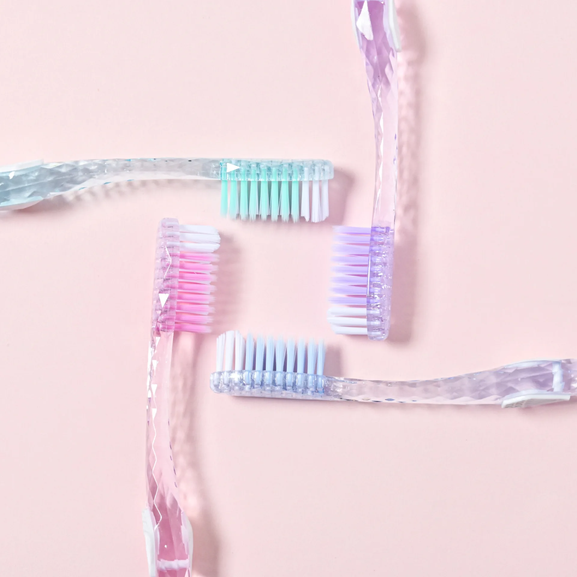Flat-bristled toothbrush for cleaning tobacco and tea stains, adult home use, medium soft-bristled crystal brush handle