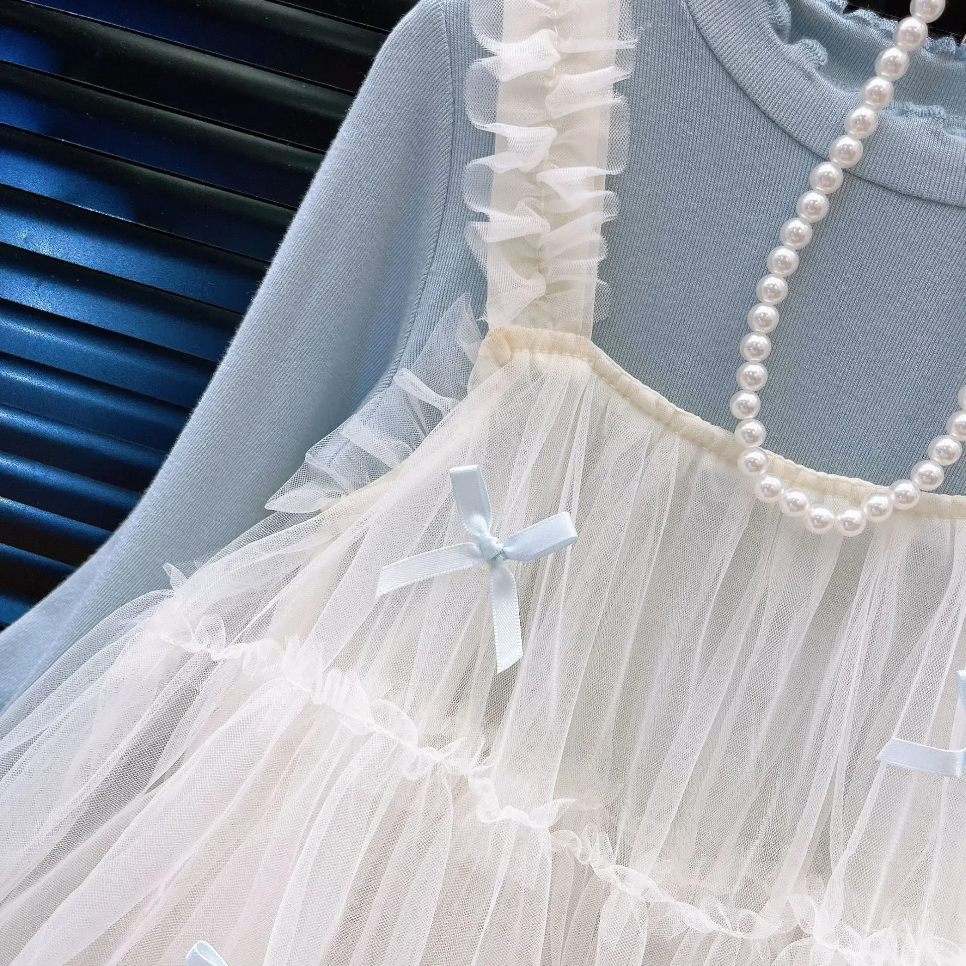 Mädchen-Set im koreanischen Stil, 3-teilig – Langarm-Oberteil, Trägerkleid & Jeans, lässiges Herbst-Outfit für Kinder – Detail 7