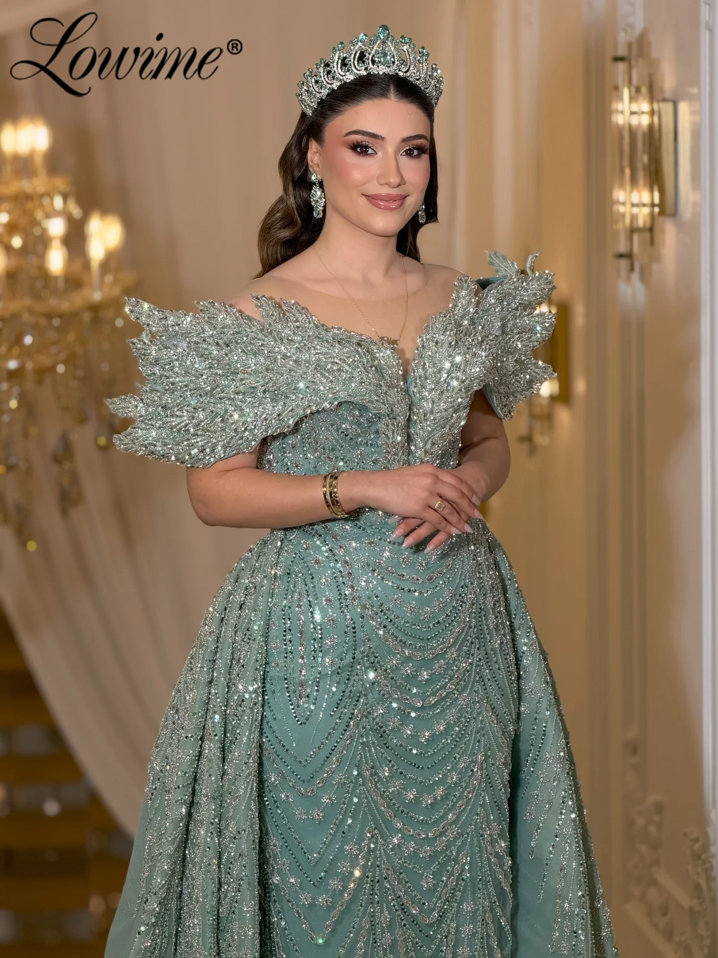 

Зеленое вечернее платье из Саудовской Аравии 2026: Новое, на заказ, с открытыми плечами, для свадебных вечеринок, с кристаллами, с накидкой, для знаменитостей, для выпускного бала