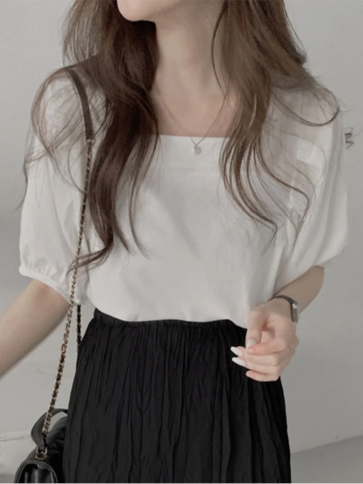 بلوزة نسائية أنيقة فضفاضة بياقة مربعة وأكمام واسعة، تصميم صيفي بسيط وعصري مع تفاصيل مجمعة، قميص أنيق للسيدات