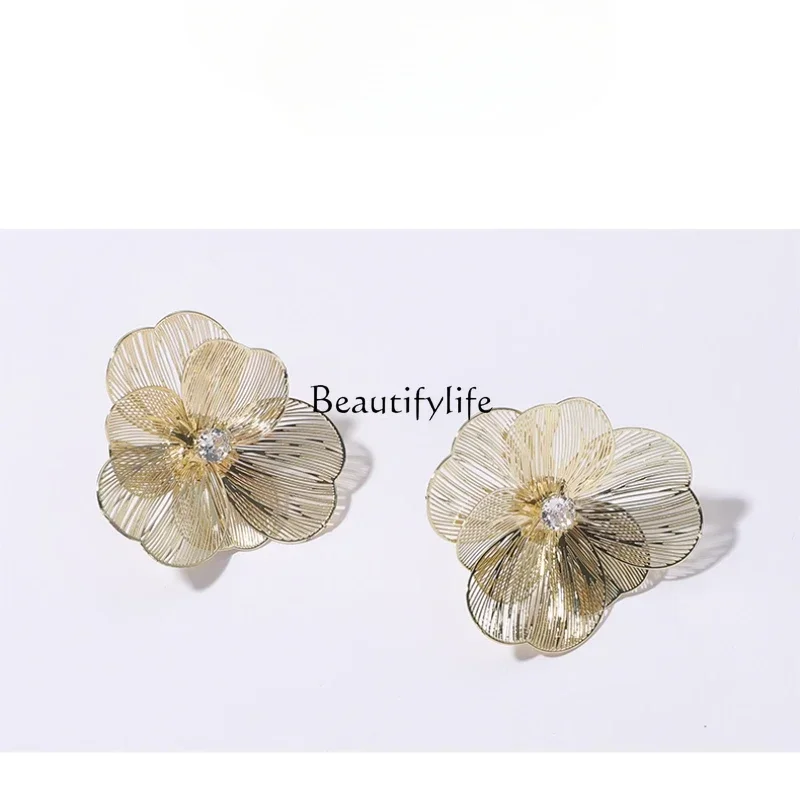 

Temperament exquisite hollow metal big flower earrings light luxury high-end flower stud earrings