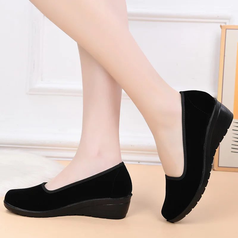 Damen-Slipper aus Samt, mit Keilabsatz, weicher Sohle, rutschfest, bequem, für den Alltag, für ältere Damen, für die Arbeit, für das Büro, Alltagsschuhe. – Detail 4
