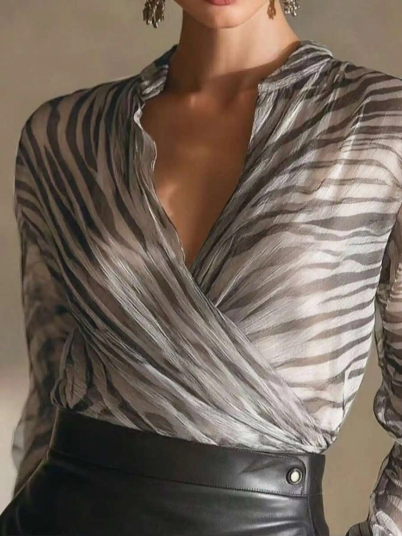 Damen-Zebra-gestreiftes V-Ausschnitt-Langarmshirt, lässiges, bequemes, sexy Oberteil mit gebundenen Ärmeln – Detail 5