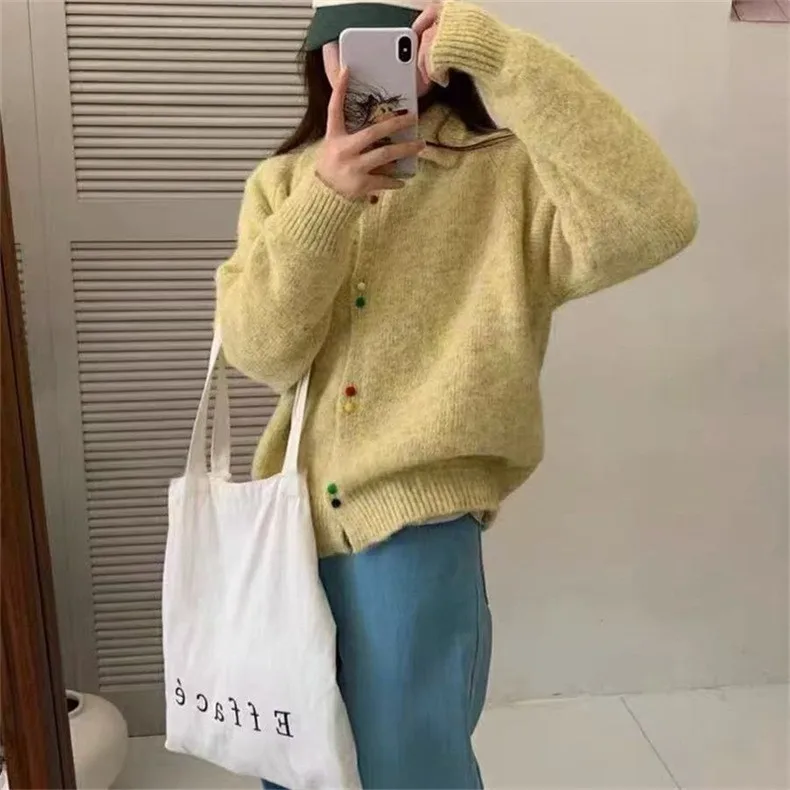 เสื้อคาร์ดิแกนติดกระดุมสีสไตล์อ่อนโยนสําหรับผู้หญิงฤดูใบไม้ร่วงและฤดูหนาวสไตล์ใหม่มีสไตล์หลวมหวานเสื้อถักนุ่มและเหนียว