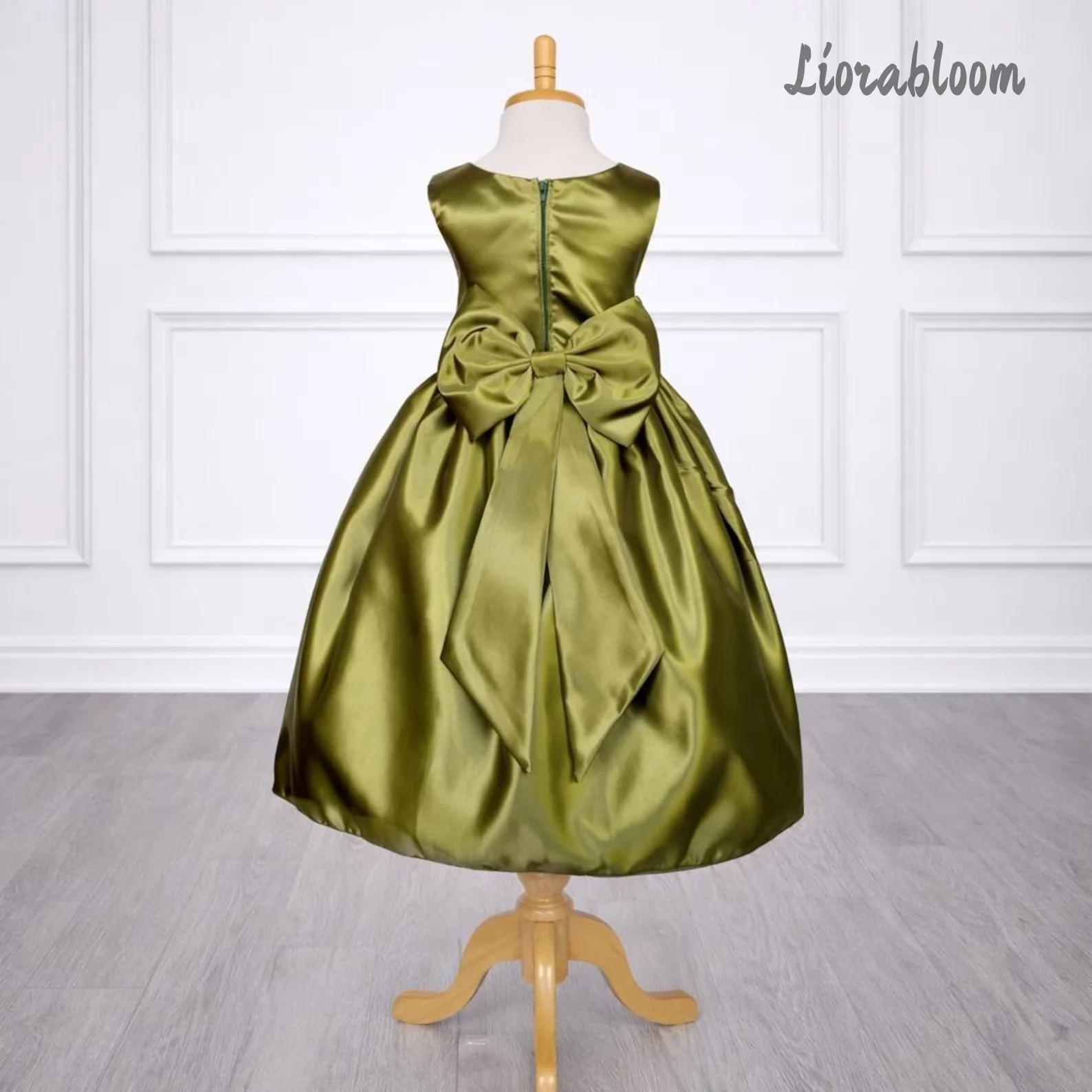 Abito da bambina in raso verde oliva senza maniche con collo all'americana e vita annodata, lunghezza midi, per damigella d'onore o festa di matrimonio