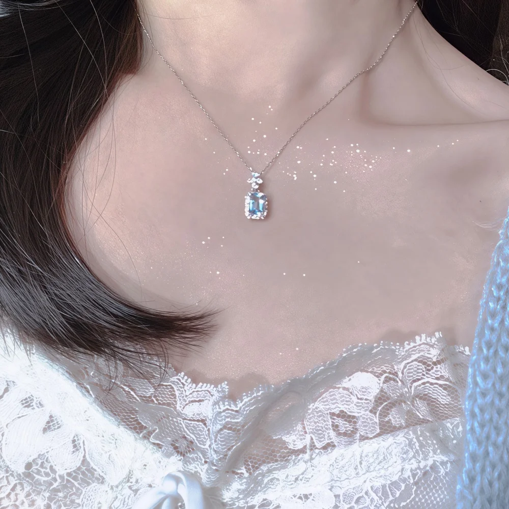 Modische blaue Kristall-Quadrat-Anhänger-Halskette, trendige Imitations-Edelstein-Halskette für Frauen, einfacher Partyschmuck und Accessoires. – Detail 4