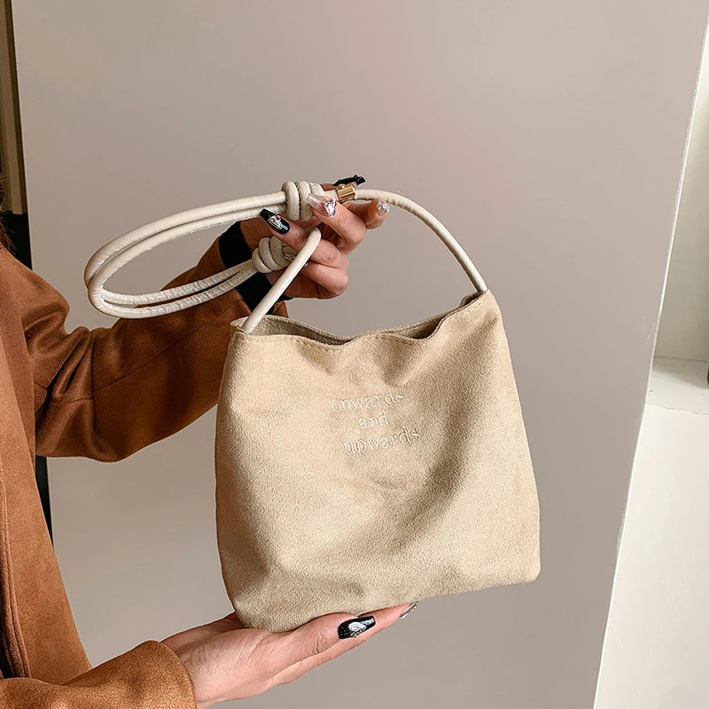 Damen-Handtasche aus Wildleder mit großer Kapazität und Buchstabenmuster, magnetische Schnalle, Samt, PU-Unterarmtasche im Retro-koreanischen Stil – Detail 7