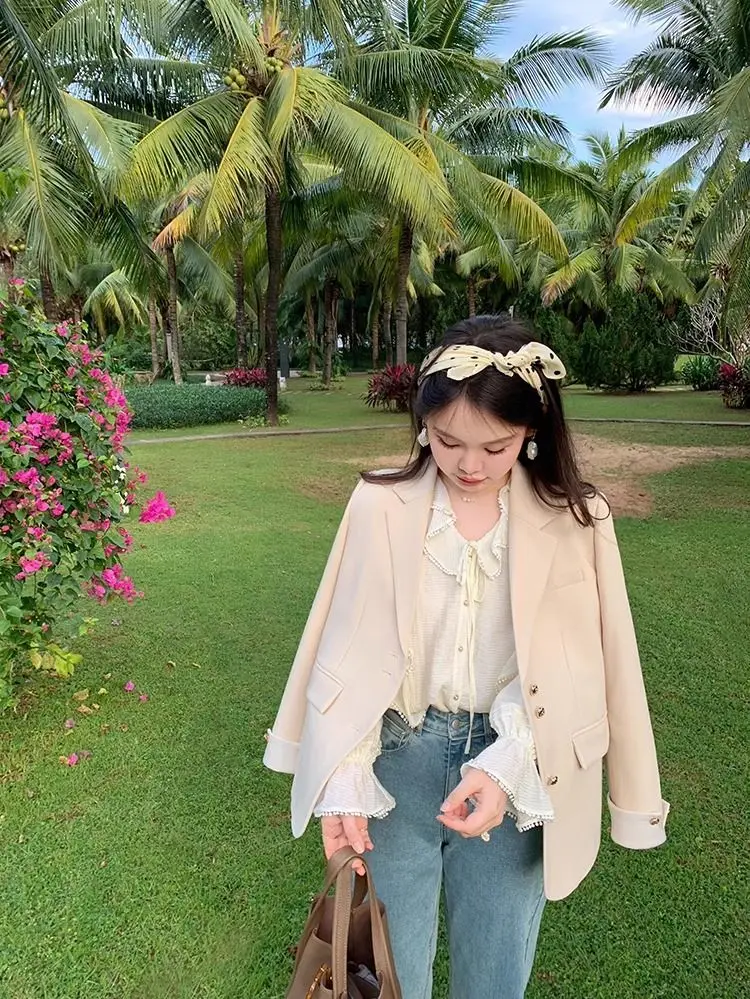 เสื้อเบลเซอร์ผู้หญิงแบบสองชั้น สไตล์ตะวันตก สีทอง พรีเมียม กระดุมสามเม็ด ป้องกันแสงแดด ดีไซน์เรียบหรู กระดุมแป๊ก ทรงพลิ้วสวย