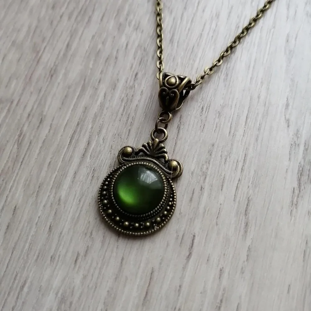 Gothic Retro Bronze Color Circle Green Stone Pendant Necklace for Women Hallowmas Party Personality Jewelry Accessories Gifts