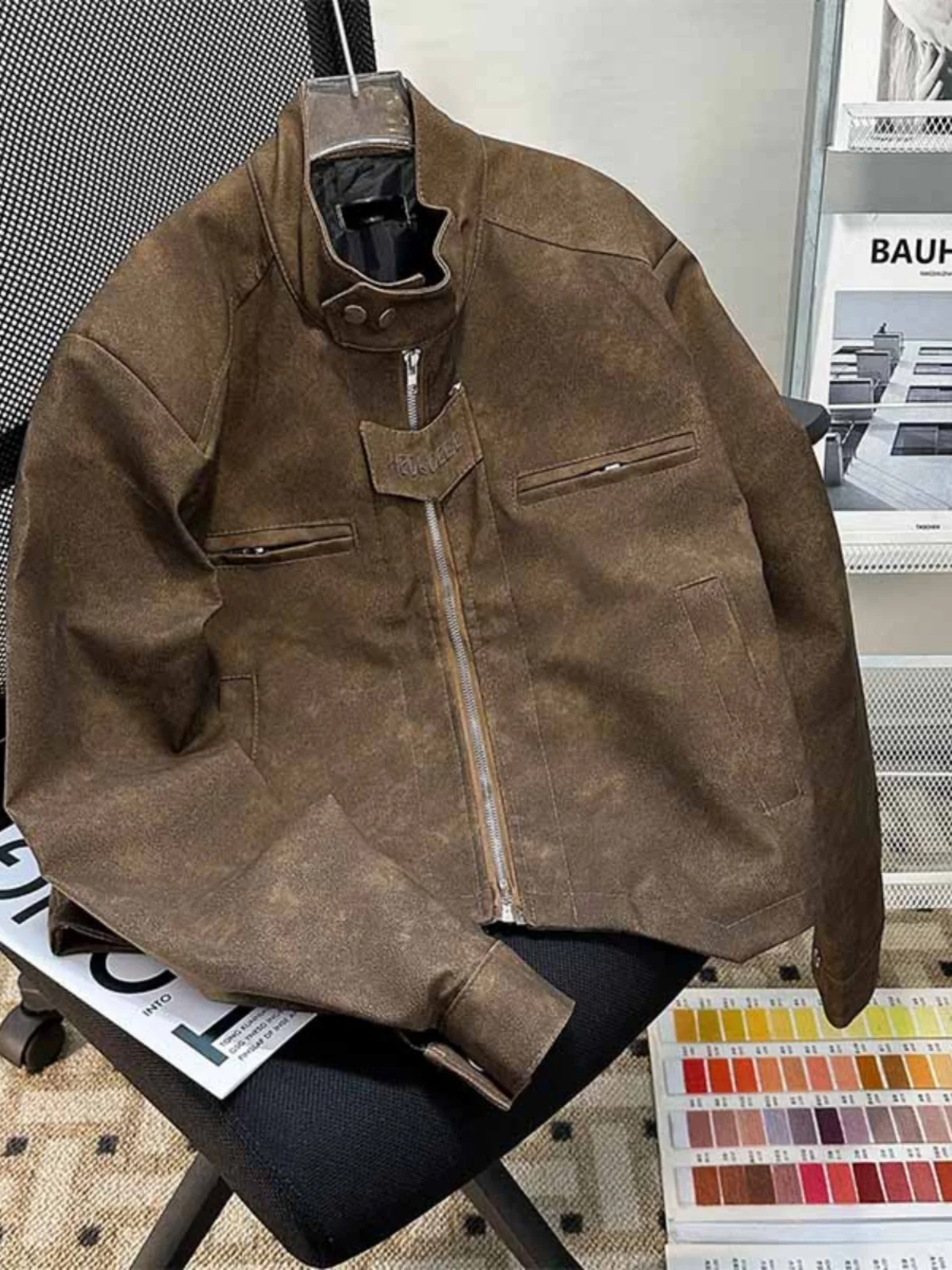 

Мужская куртка в стиле эмо: ирландский шерстяной твид с узором «ёлочка» и тартаном для офиса, деловых встреч и уверенности в себе.