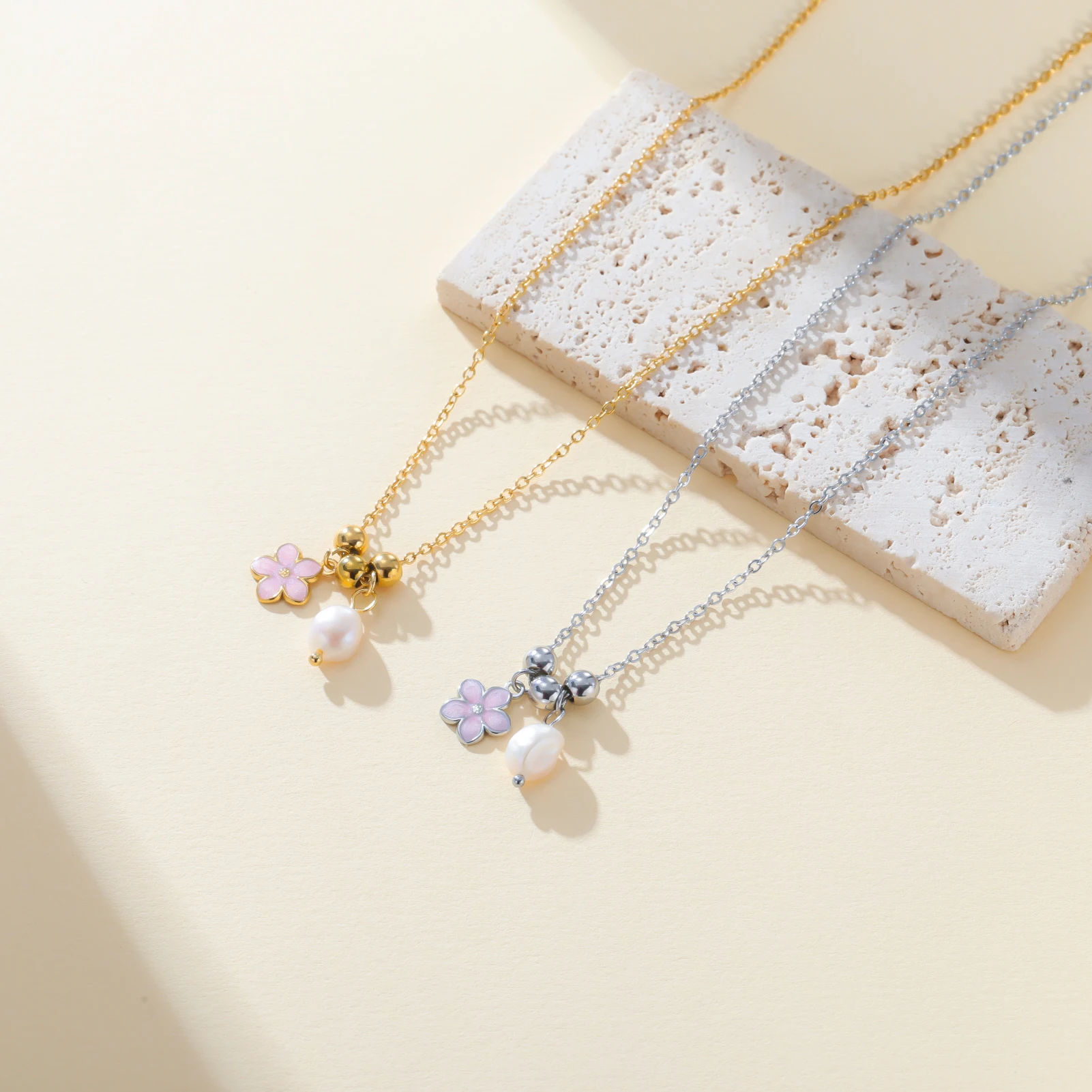 Süße Emaille-Blumen Naturperlen-Anhänger Halsketten für Frauen und Mädchen Edelstahl Goldfarben Kirschblüten-Gänseblümchen Schmuck Geschenk