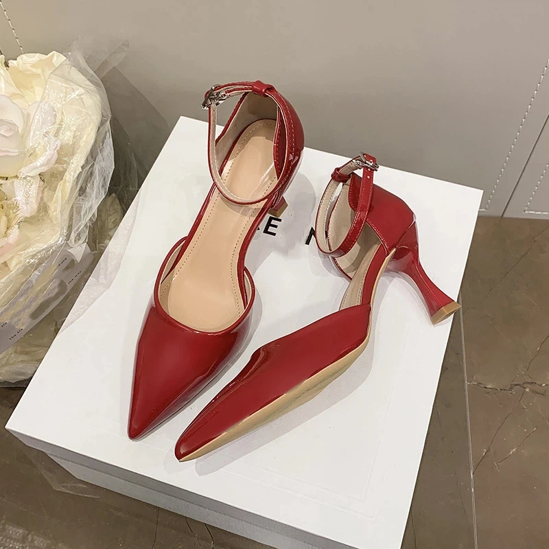 أحذية جديدة للربيع والصيف بكعب عالٍ: صندل أنيق بمقدمة مدببة وحزام واحد مفتوح الجوانب وكعب مغلق.