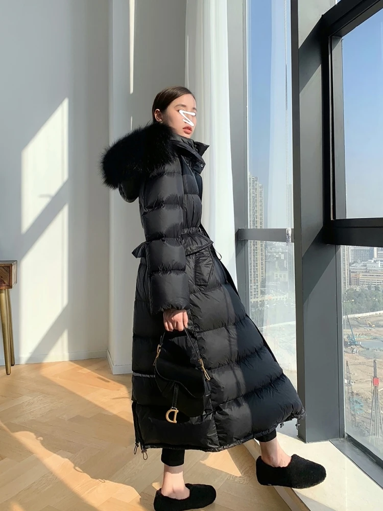 เสื้อโค้ทขนเป็ดสีชมพูแบบมีฮู้ดคลุมเข่าสำหรับผู้หญิง แฟชั่นใหม่ คอปกขนเฟอร์ขนาดใหญ่ สำหรับฤดูหนาว ทรงเข้ารูปช่วงเอว