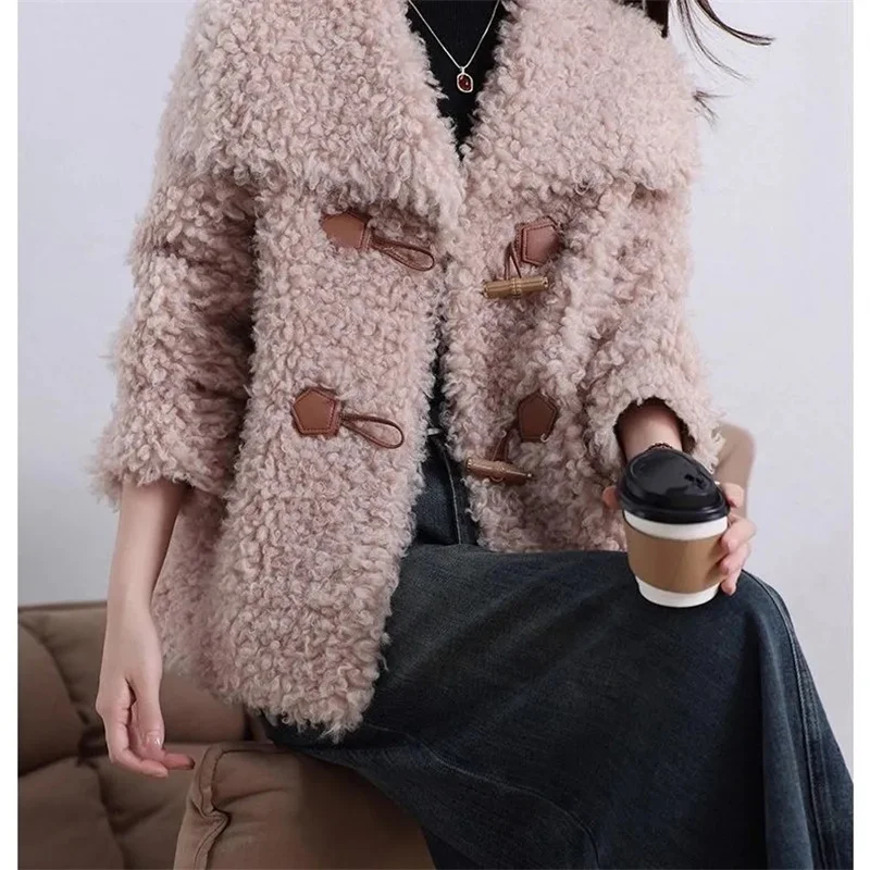 سترة نسائية شتوية من الفرو الصناعي لعام 2026 بأكمام طويلة معطف منفوش سميك ودافئ للنساء