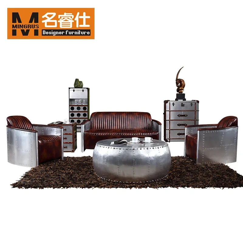 Divano medievale con rivetti spaziali