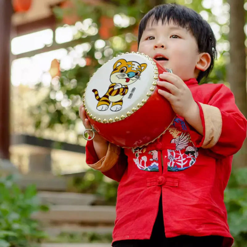 Dodici tamburi in pelle di vacchetta dello zodiaco per bambini con bacchette Kit di strumenti di gioco per eventi di danza del drago del leone