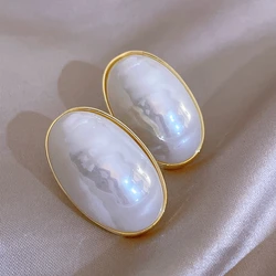 Classics French Big Pearl Stud Earrings for Women Fashion Simple Imitation Pearl Geometric Earrings Party Wedding Earrings Gifts