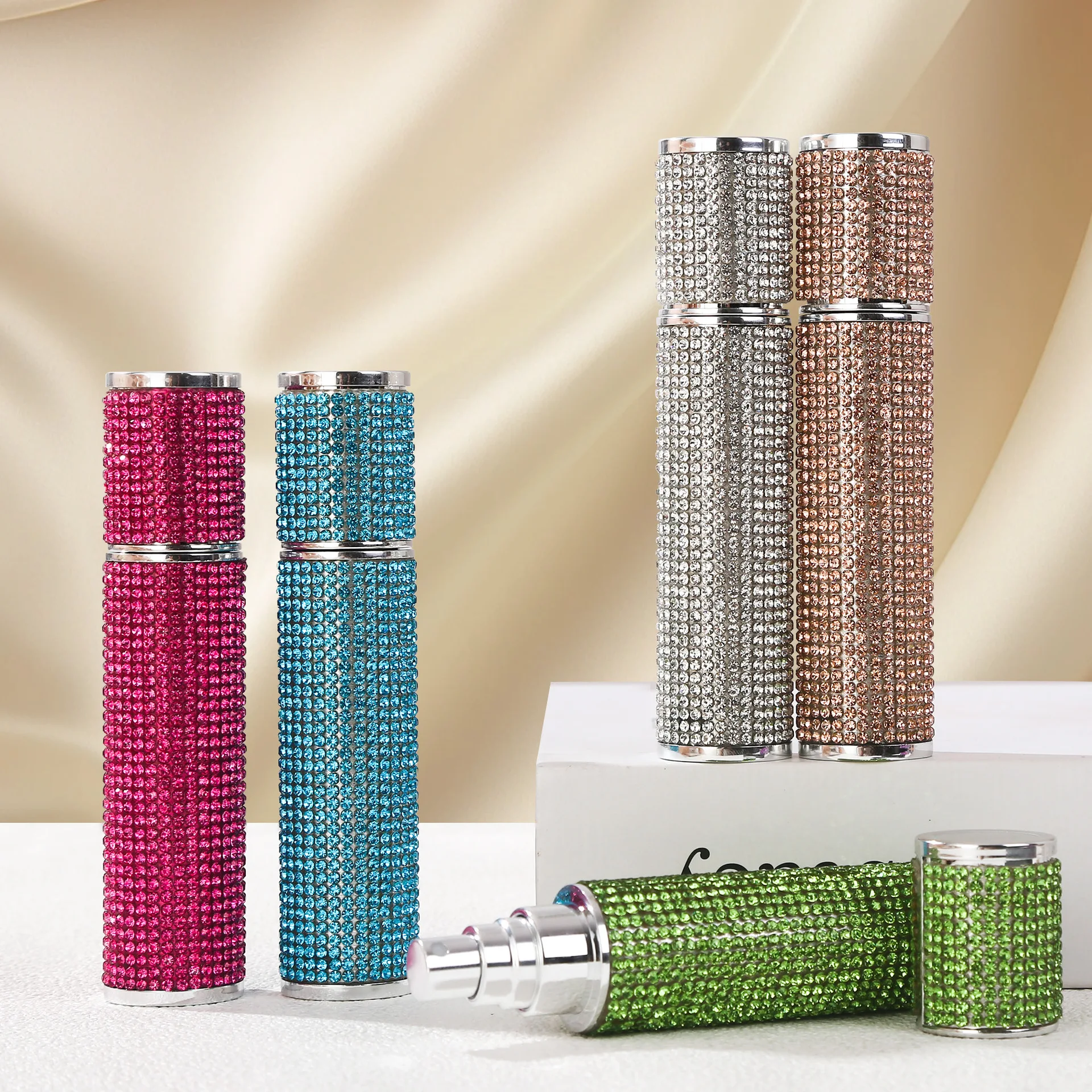 ขวดน้ำหอมแบบพกพาขนาด 10 มล. ประดับเพชร ขวดแก้วสำหรับแบ่งบรรจุ ของขวัญแบบพกพา ขวดสเปรย์แบบถอดได้ เติมได้