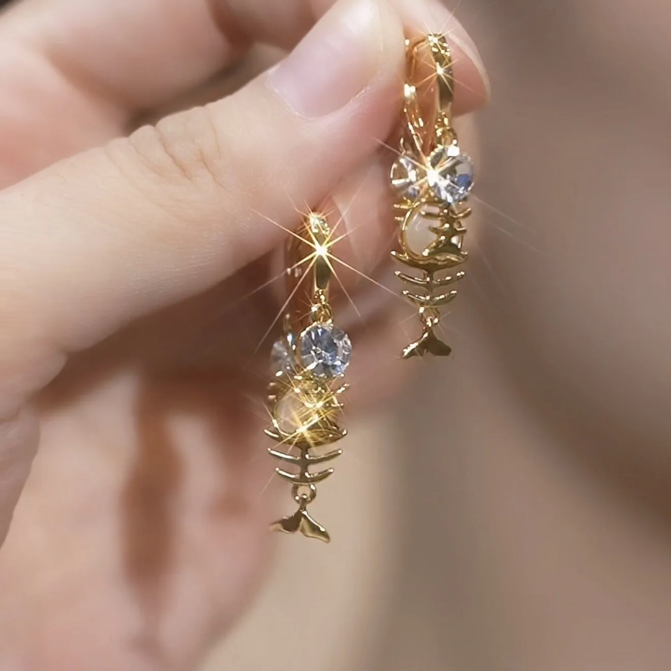 New model Temperament Versatile Elegance Luxury with a touch of elegance Golden fish bones Alloy Earrings