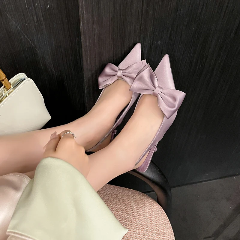 รองเท้าแตะฤดูร้อนผู้หญิงรองเท้าผ้าไหม Bowtie Mules ส้นลูกแมวรองเท้าแตะผู้หญิง Pointed Toe ซาตินสีม่วงรองเท้างานแต่งงานรองเท้า