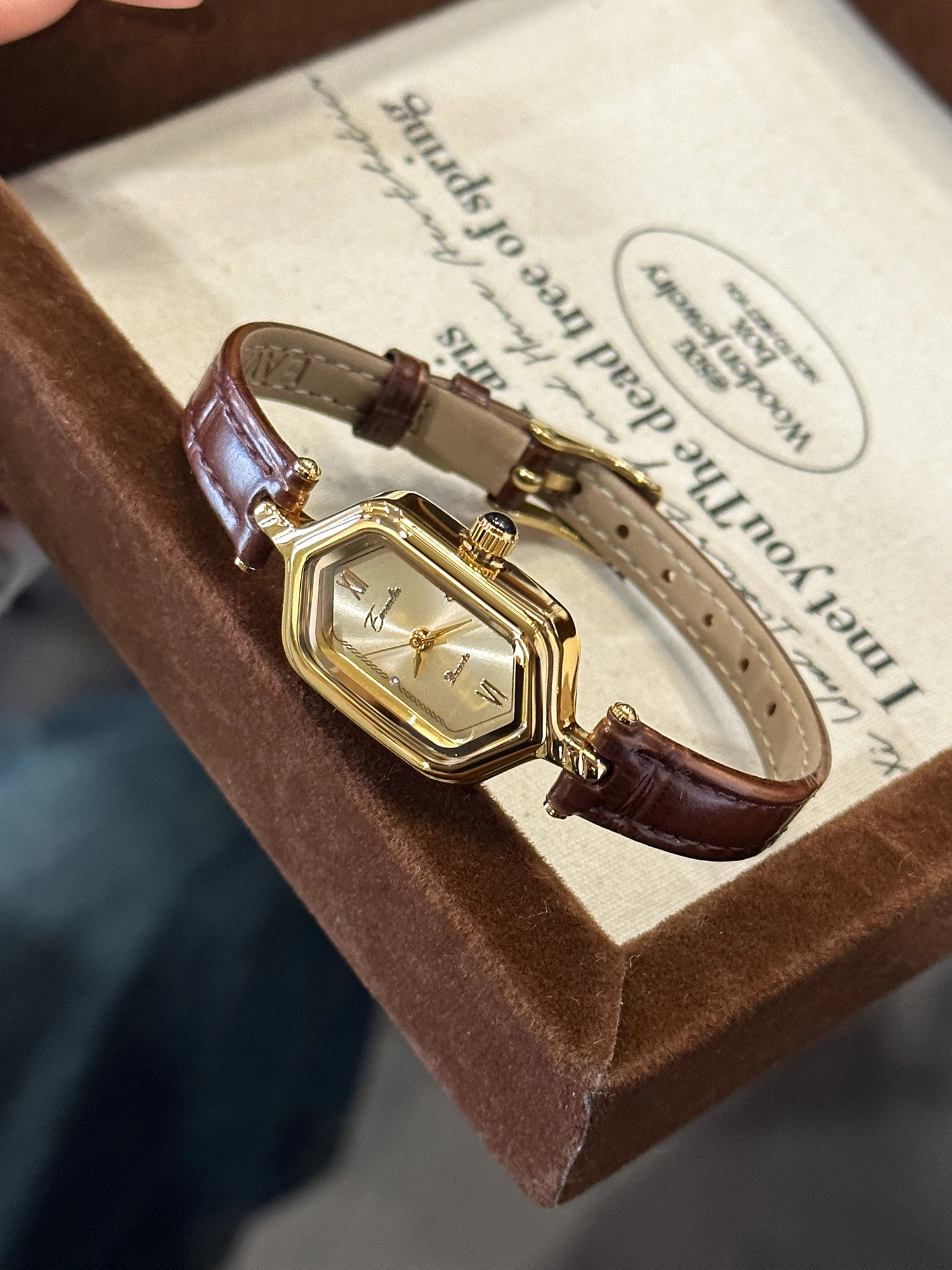 Elegant women's watch light luxury design for female students retro small dial, vintage ladies' watch gift, women's luxury watch