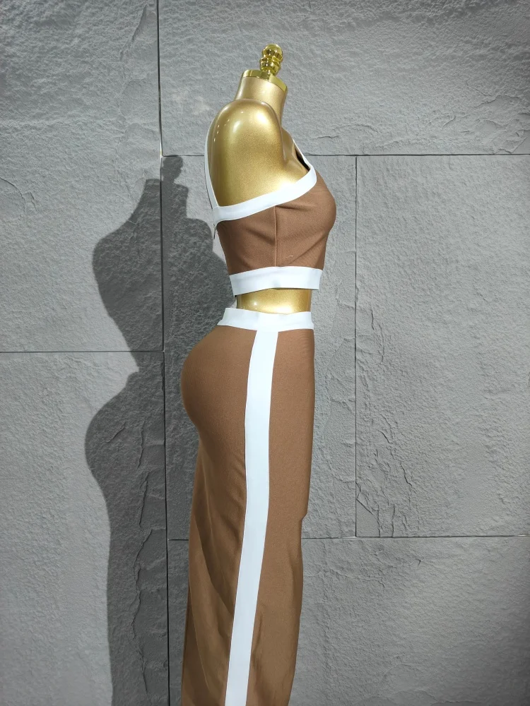 2025 Baring Slim-Fit-Kurztop + hüftumarmender kurzer Rock. Modisches und sexy zweiteiliges Bandage-Set für Damen mit Hals und hängender Schulter