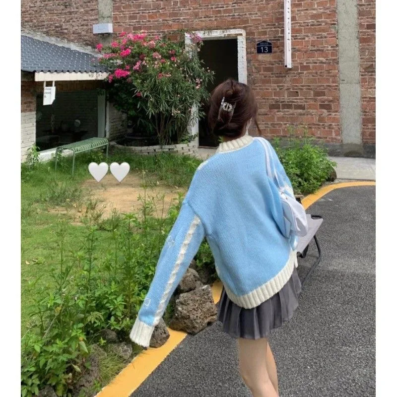 سترة كورية أنيقة مطرزة للصناعات الثقيلة للنساء سترة محبوكة متعددة الاستخدامات باللون الأزرق الحلو