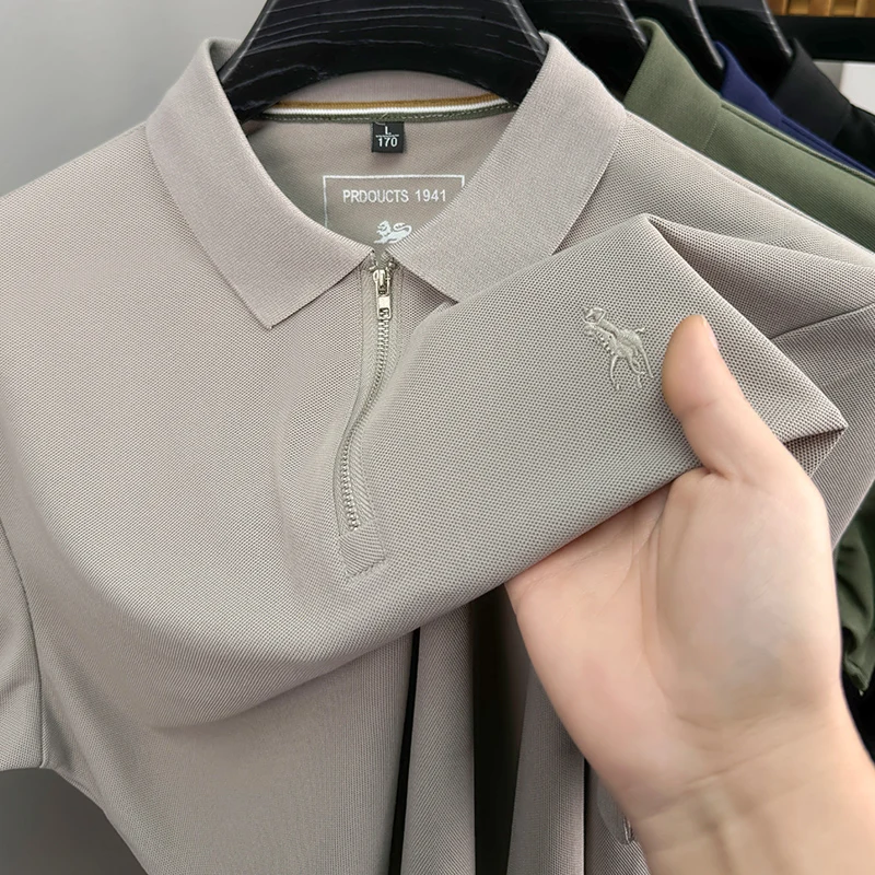 قميص بولو رجالي أصلي من المصمم بأكمام قصيرة وياقة بسحاب وشعار مطرز ناعم ومسامي ومريح ملابس رجالية صيفية غير رسمية