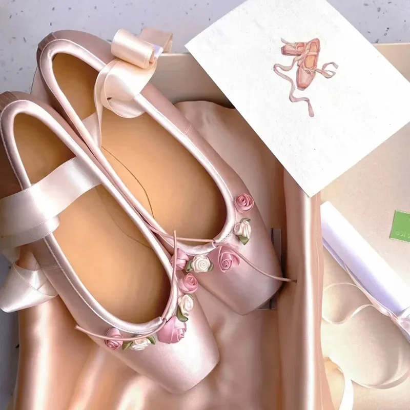 2025 NUOVE scarpe da balletto classiche in seta con nastro scarpe da balletto stringate da donna punta quadrata fiore rosa eleganti appartamenti di San Valentino rosa albicocca