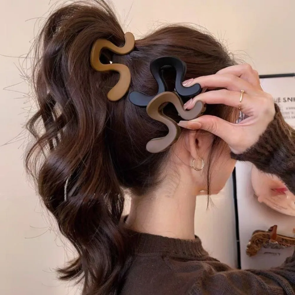 

Simple Casual Acrylic Hair Claw Matte Finish Lightweight Shark Clip Large Irregular Shape Ponytail Clip Back Head