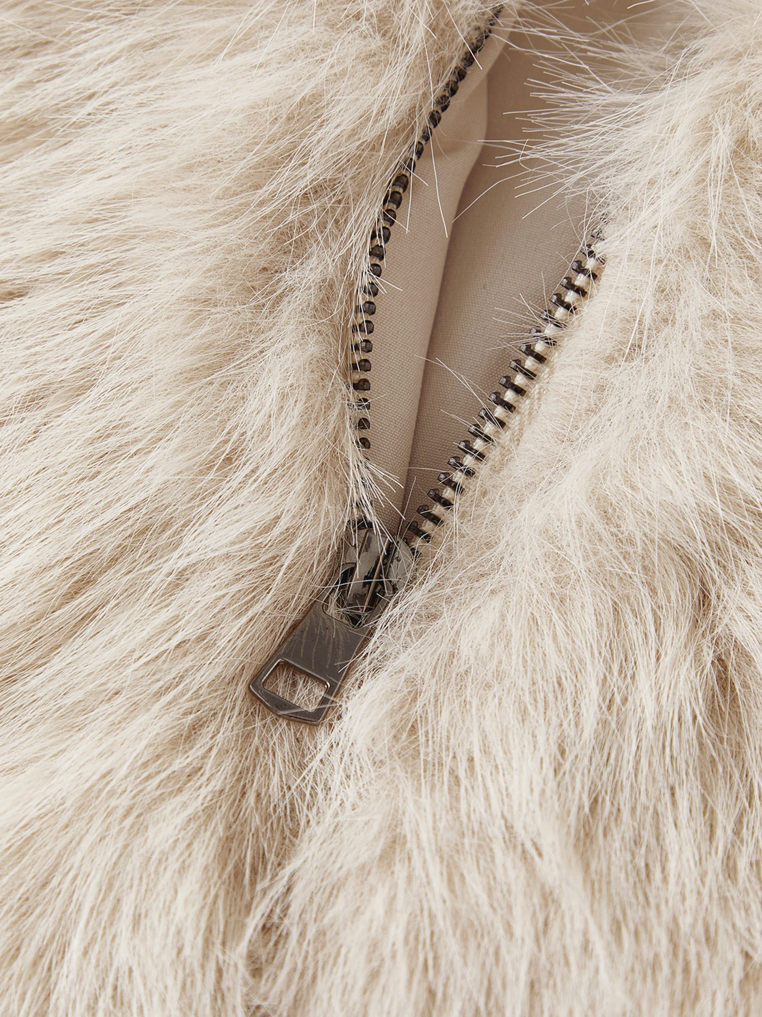 

Женское пальто из искусственного меха с капюшоном и длинными рукавами. Стильная верхняя одежда на зиму и осень. Однотонное пальто с открытой передней частью.